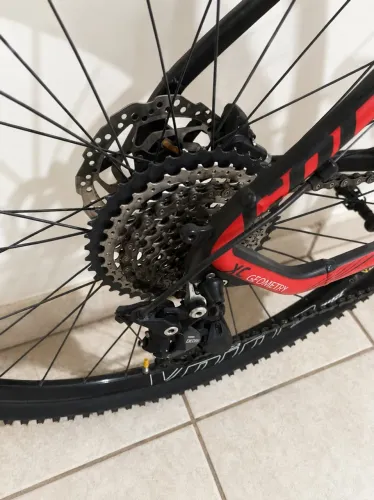 Bicicleta Colli aro 29 Shimano Deore e freios a disco