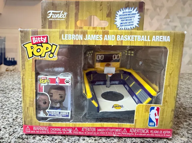 funko bitty pop! lebron james e arena de basquete