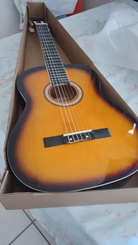 Vendo um violão novo, para iniciantes, cordas de nylon. Vai com a bolsa pra carregar
