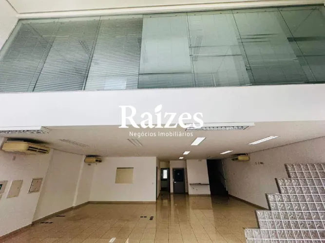 Prédio Comercial para Alugar com 350m², 2 Pavimentos e Elevador em Avenida Movimentada