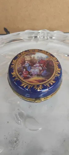 Caixa de jóias, delicada.