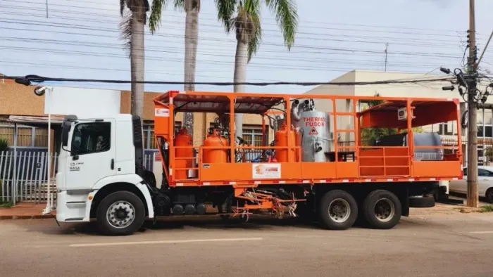 Caminhão VW 24280 adaptado para pintura viária 