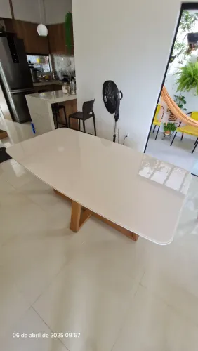 Baixou !De1.100 para 900 Mesa de vidro para 6 cadeiras branco whit com a base em madeira. 