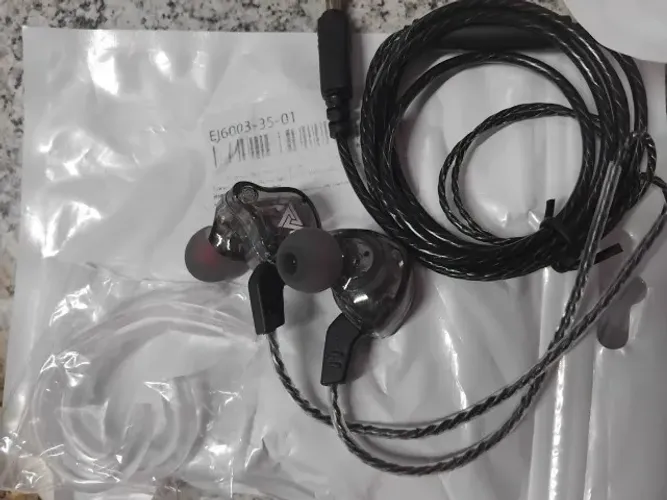 Fone de Ouvido Intra-auricular QKZ AK6 na cor Preta, novo