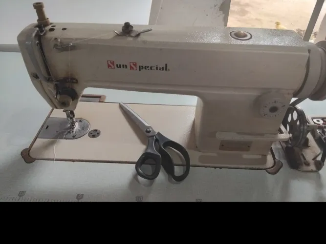 Máquina de costura reta industrial