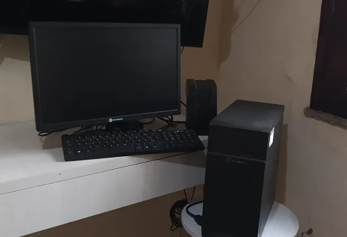 Computador completo GT Goldentec (monitor + mouse + teclado + CPU + estabilizador)