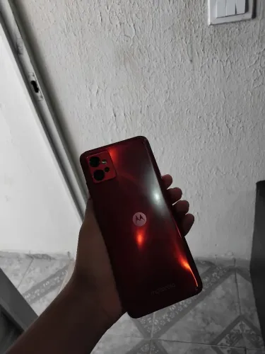 Vendo Moto G32 na cor vermelha, com 128 GB de armazenamento, funcionando normalmente.