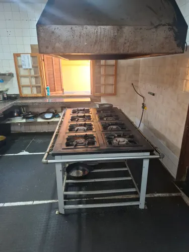 Vendo equipamentos para restaurante, fogão industrial , estação frios, utensílios