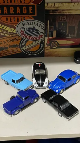 Miniaturas de veículos antigos colecionáveis