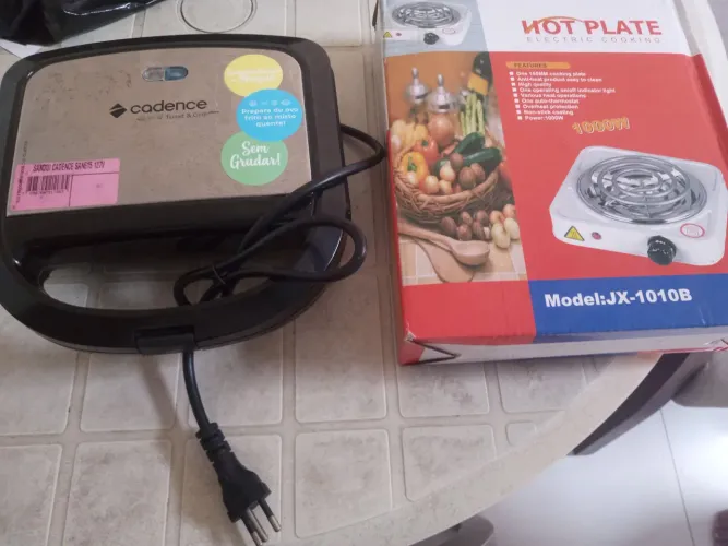 Vendo fogão elétrico 1 boca 110v e 1 Sanduícheira Eletrica 110   70 cada Ambos nunca usado