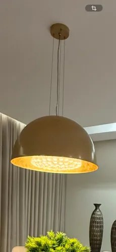 Belíssimo lustre com cúpula redonda dourada metal com cristais.