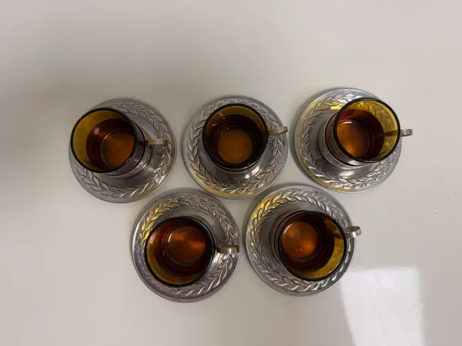 Jogo com 5 Xícaras de Vidro Âmbar com Suporte e Pires em Inox - Vintage/Clássico