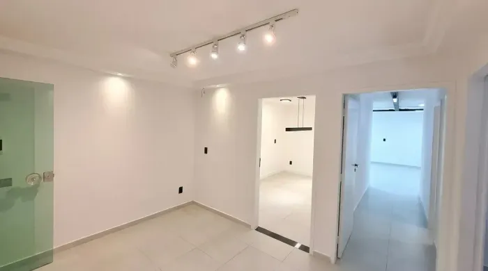 Excelente Sala Comercial com Garagem no Centro Ed. Pedro Xavier (89m² Padrão)