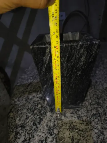 Mesa de jantar para 4 cadeira e vaso os dois de granito 