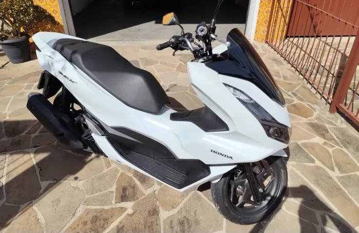 VENDO HONDA PCX 160 ABS - 2024 - ÚNICA DONA, ESTADO DE ZERO. BAIXA QUILOMETRAGEM