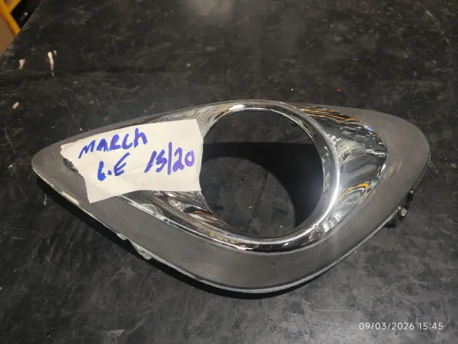 Moldura farol milha esquerdo Nissan March 2015 2016 2017 2018 2019 2020