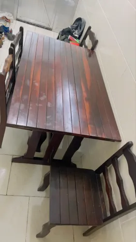 Mesa de madeira maciça com 4 cadeiras