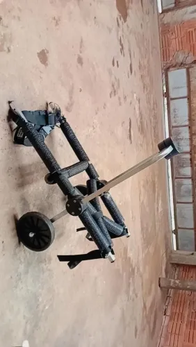 Cadeira de rodas para cachorro porte médio.