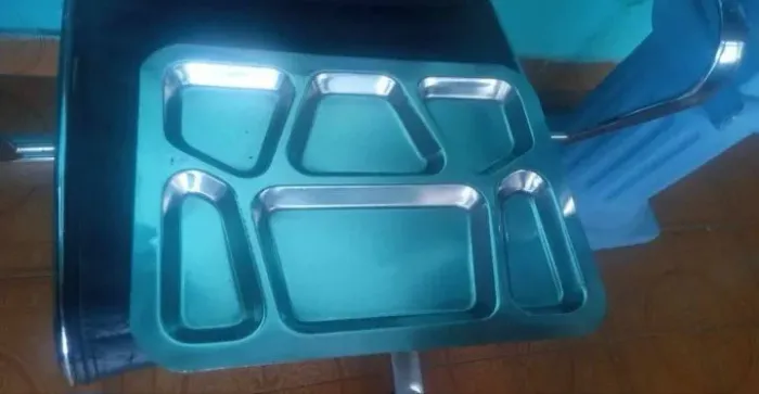 Vendo bandeija de aço inox tenho 12 unidade faco 15 reais unidade ou 10 tudo