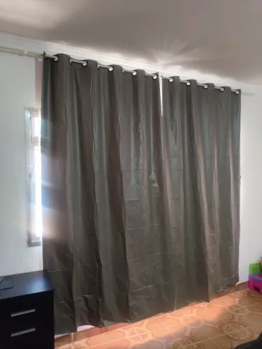 Cortina Blackout PVC corta 100% a luz 2,80 largura x 2,46 altura<br><br>Composição: 100% PVC