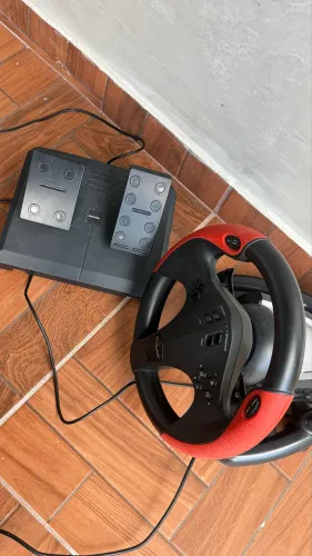 Este é um Volante Gamer Multilaser JS087, um kit de simulação