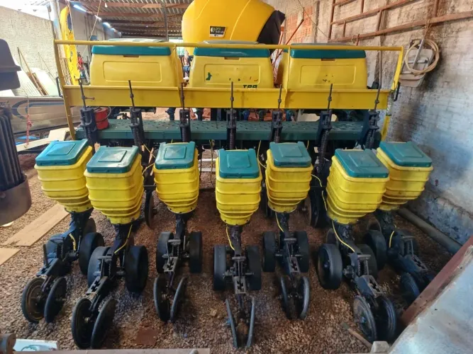 Plantadeira Tatu PST Plus 7 Linhas + Pro Solus Bisão 400