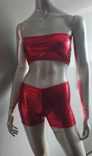 conjunto metalizado de top faixa e shorts hot pants em vermelho