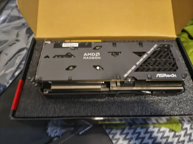  AMD RX 7600 8GB ASROCK 3 Fans