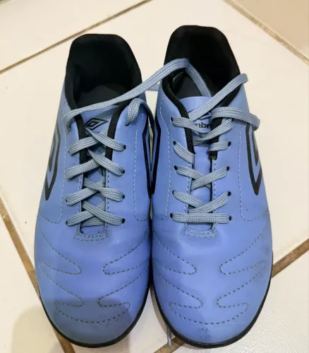 Chuteiras Rainha e Umbro número 35