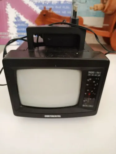 Tv Continental portátil, raridade funcionando o rádio e a tv. Bom para decoração ou uso.