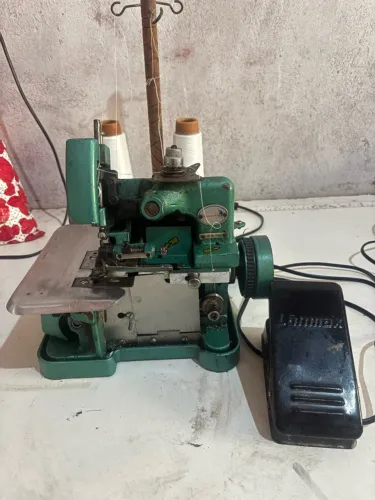 Máquina overloque