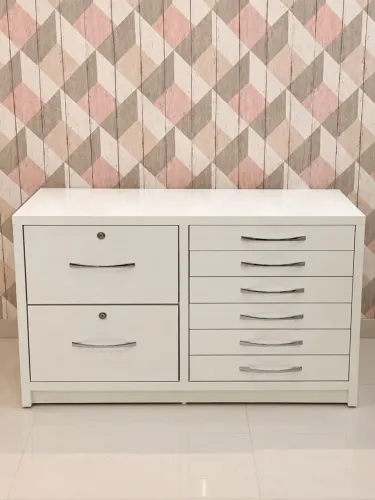 Móvel planejado branco, ideal para consultório, clínica, escritório ou home office.