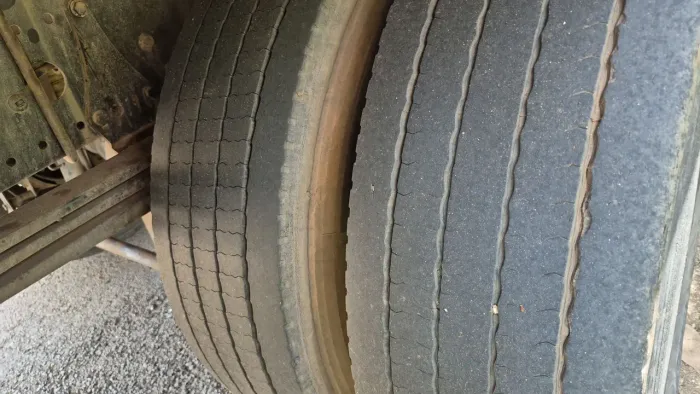Vende se 4 pneus meia vida de uso. 275 / 80R 22.5