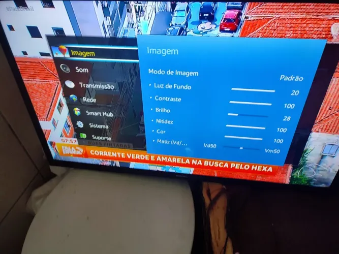 Tv Samsung 32 polegadas com detalhes na película não é smart