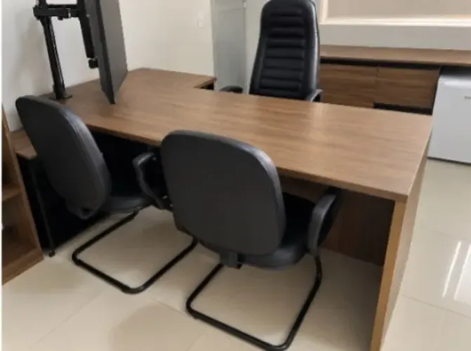 Mesa de Escritório em L - Ampla e Funcional para Escritórios