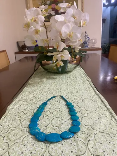 Lindo colar em pedras em tons azulados e esverdeados! Perfeito.