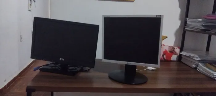 Vende-se 2 monitores seminovos por R$500,00