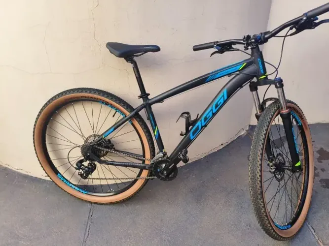 Bike Oggi Hacker Preta e Azul (com tubless) - Conjunto Shimano - Ano 2025