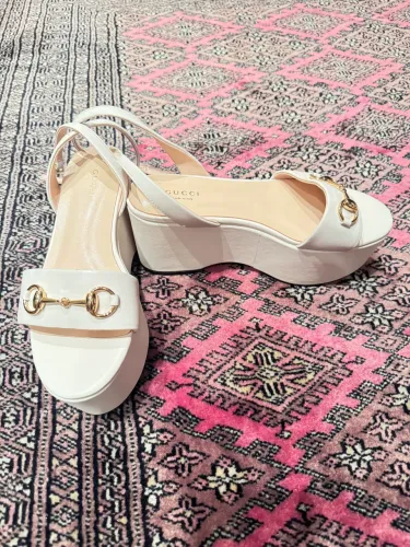 Sandália plataforma slingback com Horsebit - Gucci. usado uma vez