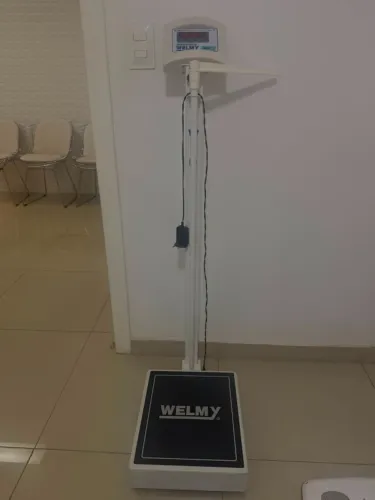 Balança Digital Welmy W200/5 - Suporte até 200kg com estadiometro de até 2 metros