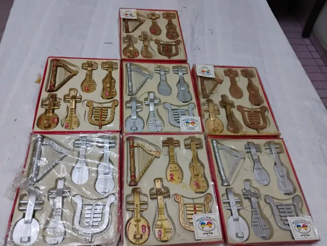 Miniaturas de instrumentos musicais de cordas