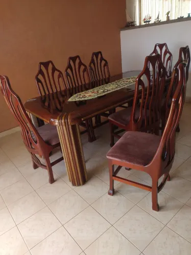 Mesa e cadeiras mogno alto brilho