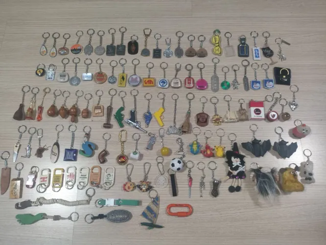 Coleção com 110 Chaveiros Diversos, maioria anos 80