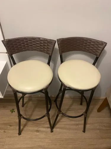 Par de Banquetas Altas com Encosto e Assento Estofado - R$ 280