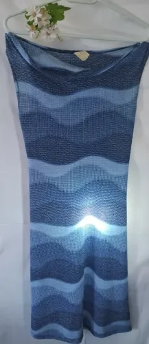 Vestido Azul com Estampa Ondulada