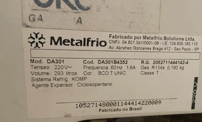 Freezer Horizontal Metal Frio e Mesa de vidro com quatro cadeiras