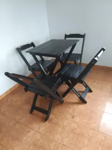 Vendo uma mesa com quatro cadeiras?