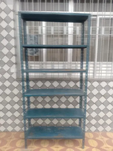 PRATELEIRA DE AÇO, PRECISANDO DE UMA PINTURA
