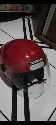 Capacete de frente aberto