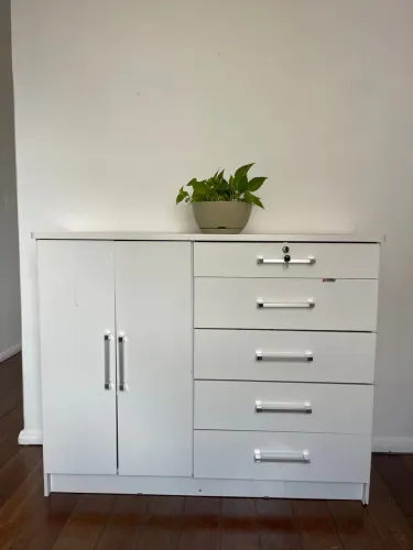 Cômoda 5 gavetas e 2 portas